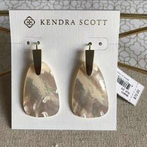 SOLD❗️Kendra Scott Marty Earrings In Ivory MOP